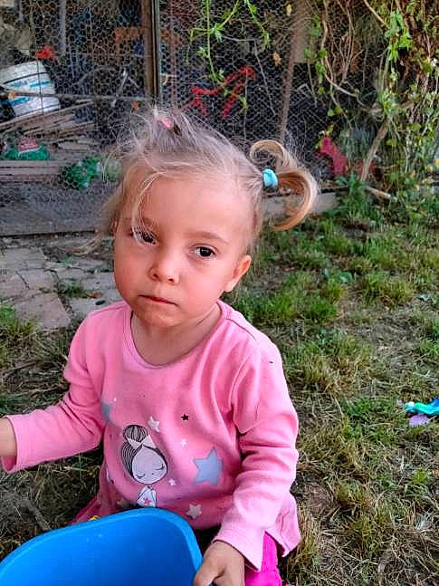 Luccia a rejoint le concours — aidez-le/la à gagner de superbes lots ! baby_toddler_clothing, botany, child, eye, facial_expression, fun, grass, hair, happy, iris, leaf, leisure, mammal, people_in_nature, person, photograph, pink, plant, summer, toddler