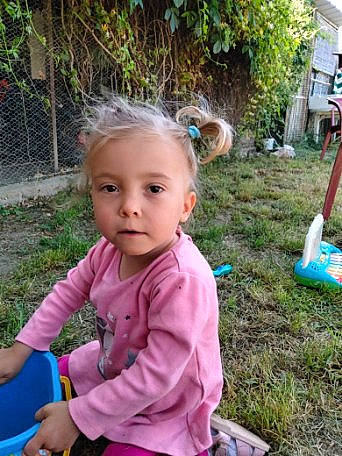 Luccia a rejoint le concours — aidez-le/la à gagner de superbes lots ! baby, baby_toddler_clothing, child, face, fun, garden, grass, grass_family, happy, leisure, magenta, outdoor_play_equipment, person, plant, recreation, sitting, soil, summer, toddler, tree