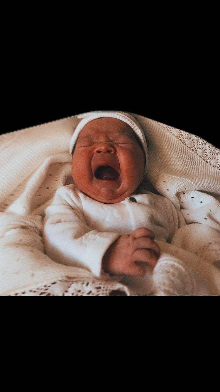 Ali participe au concours pour gagner de l'argent avec cette photo : baby, baby_sleeping, bed, bedding, bedtime, carmine, cheek, child, comfort, darkness, event, flash_photography, flesh, fur, linens, person, room, skin, sleeve, toddler