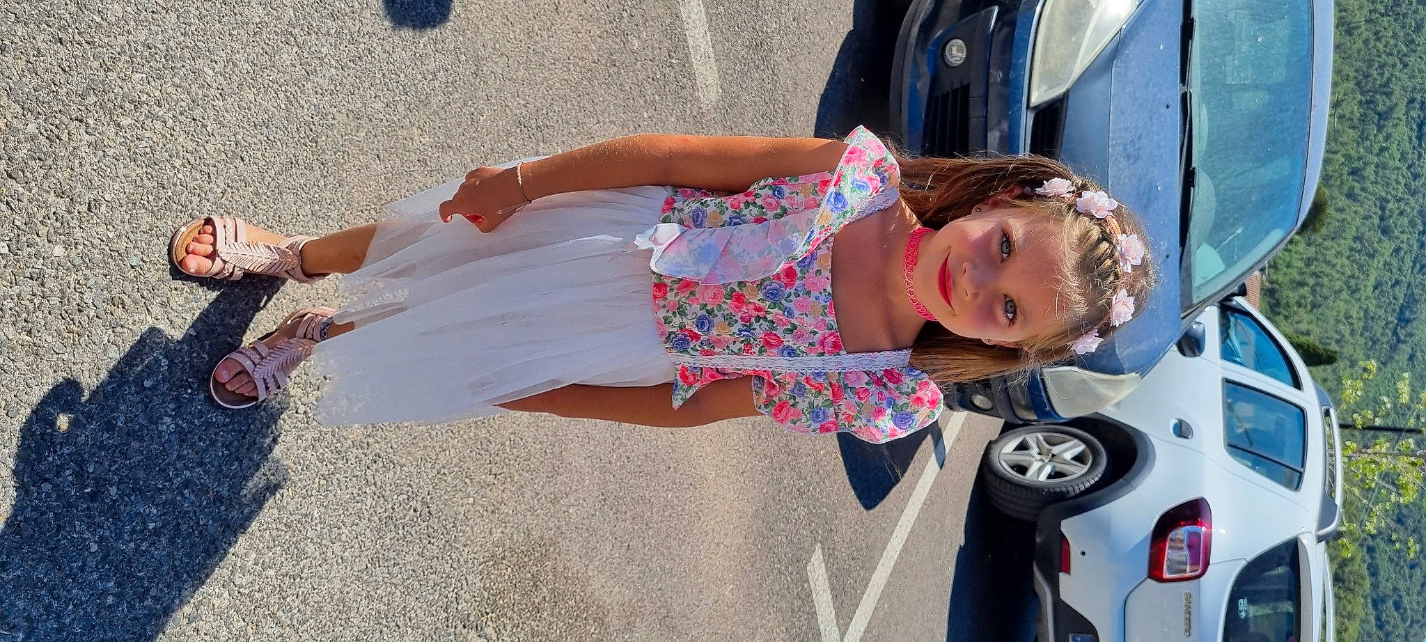 Emmy a rejoint le concours — aidez-le/la à gagner de superbes lots ! automotive_design, automotive_lighting, automotive_tire, car, dress, eyewear, fun, hand, joy, motor_vehicle, people, person, pink, sunglasses, textile, thigh, tire, toddler, vehicle, vehicle_door