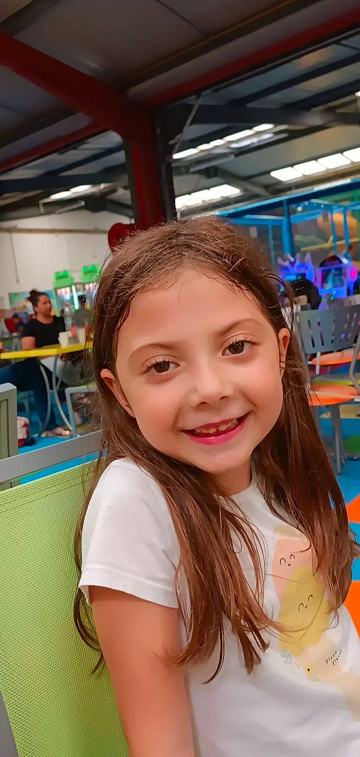 Lycia a rejoint le concours — aidez-le/la à gagner de superbes lots ! brown_hair, chair, child, event, eyelash, fun, hair, happy, head, joy, laugh, leisure, long_hair, person, recreation, room, skin, smile, t_shirt, toddler