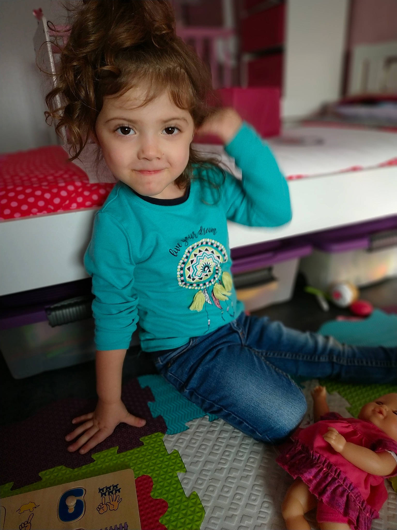 Lycia a rejoint le concours — aidez-le/la à gagner de superbes lots ! child, cool, day, eye, fun, girl, infant, organ, pattern, person, pink, play, product, red, sitting, skin, smile, standing, textile, toddler