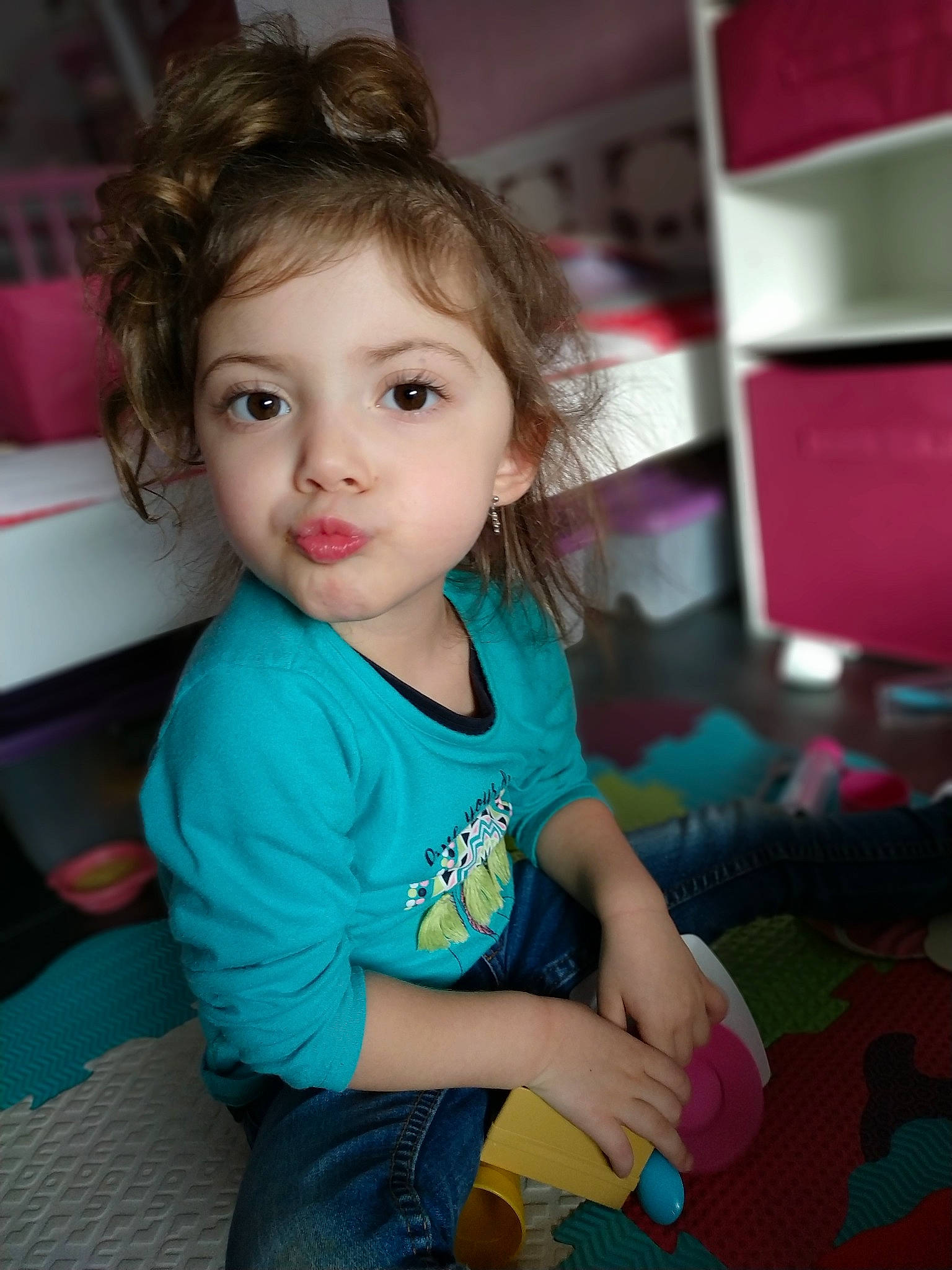 Lycia a rejoint le concours — aidez-le/la à gagner de superbes lots ! beauty, brown_hair, cheek, child, eye, fun, girl, hair, hairstyle, happiness, human_hair_color, infant, long_hair, organ, person, pink, play, sitting, skin, smile