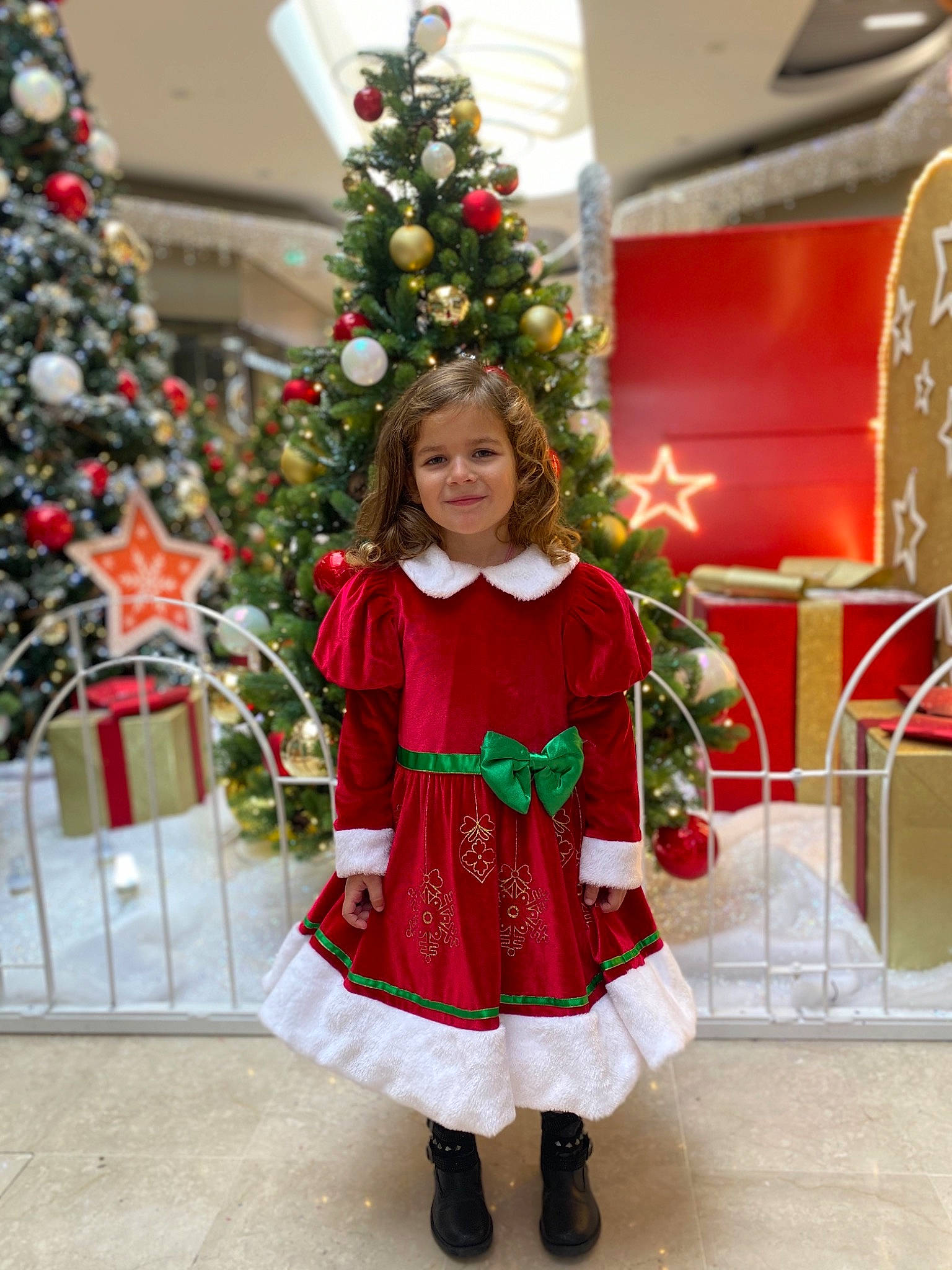 Swan participe au concours pour gagner de l'argent avec cette photo : christmas, christmas_decoration, christmas_eve, christmas_ornament, christmas_tree, conifer, dress, event, evergreen, fun, happy, holiday, holiday_ornament, joy, ornament, pattern, person, plant, toddler, tradition