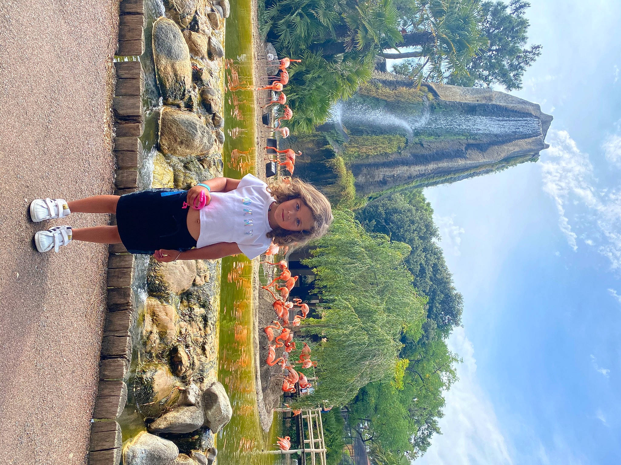 Swan a rejoint le concours — aidez-le/la à gagner de superbes lots ! cloud, daytime, fun, landscape, leisure, person, plant, pole, recreation, sky, temple, tourism, travel, tree, urban_design, vacation, walking_shoe, world