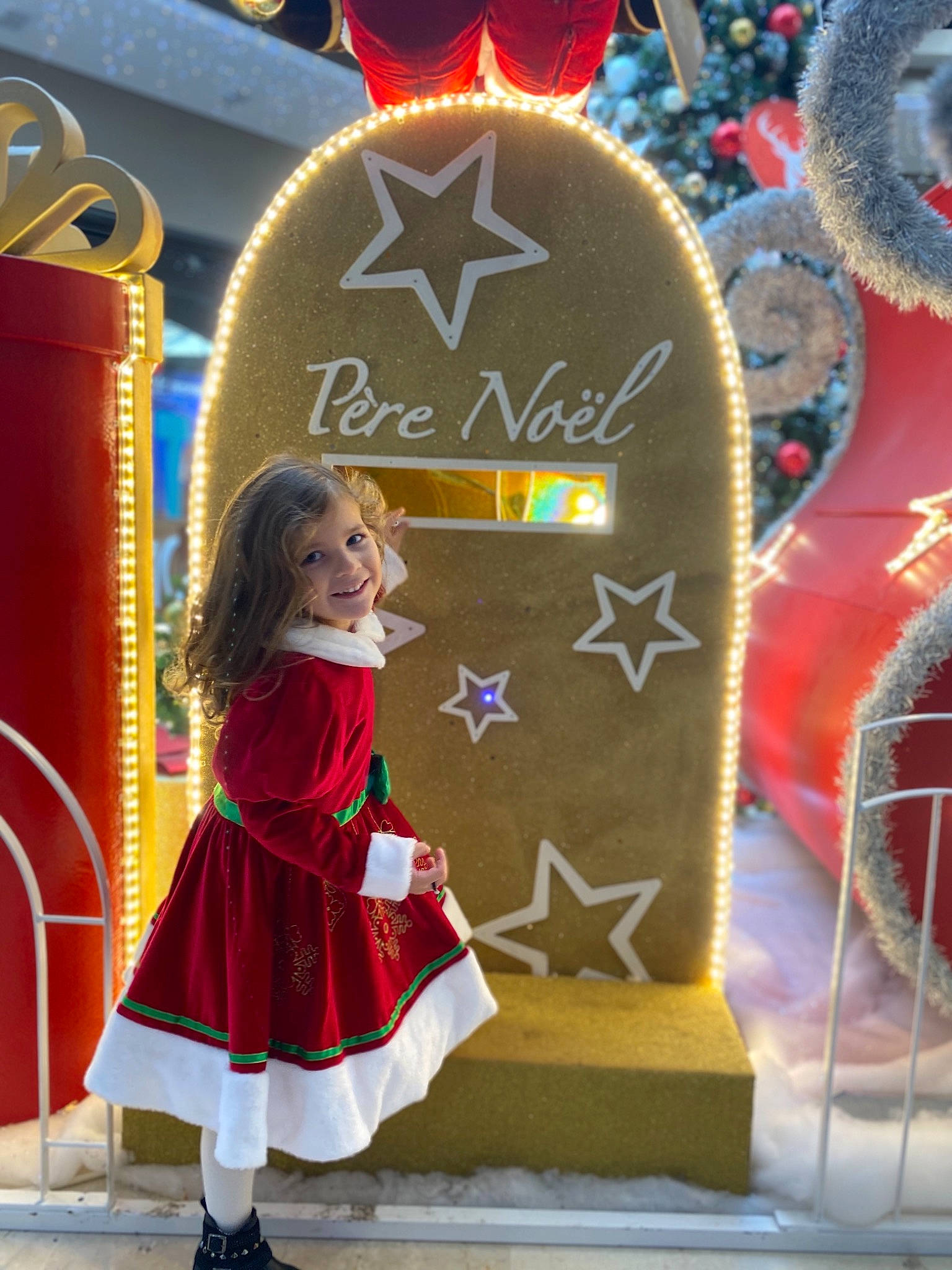 Swan a rejoint le concours — aidez-le/la à gagner de superbes lots ! christmas_decoration, christmas_ornament, costume, design, dress, event, fictional_character, fun, holiday, joy, person, photograph, pink, plant, red, snapshot, standing, toddler, toy, tradition