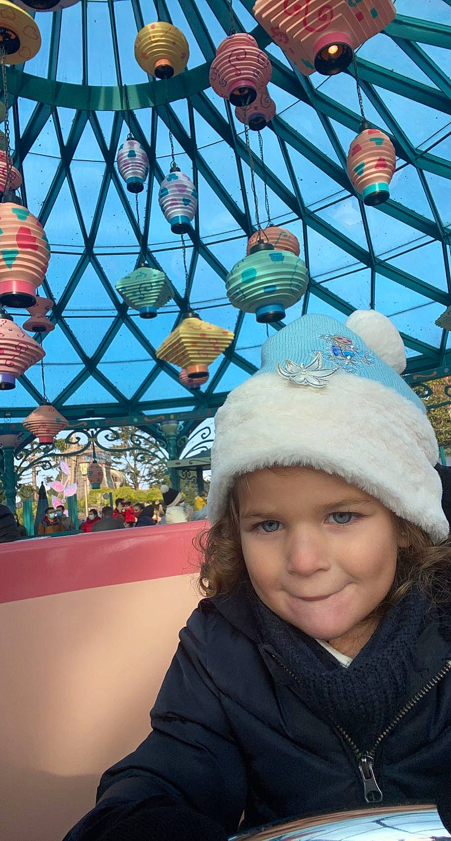 Swan a rejoint le concours — aidez-le/la à gagner de superbes lots ! cap, event, fashion_accessory, fun, glass, headwear, knit_cap, leisure, organ, pattern, person, pink, public_space, recreation, snapshot, toddler, tourism, travel, tree, wool