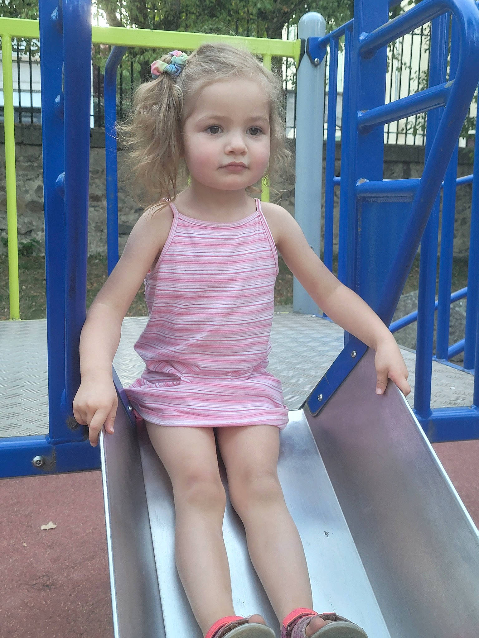 Chayma a rejoint le concours — aidez-le/la à gagner de superbes lots ! blue, calf, child, chute, city, electric_blue, fun, human_leg, joint, knee, leisure, person, pink, playground, recreation, snapshot, standing, summer, thigh, toddler