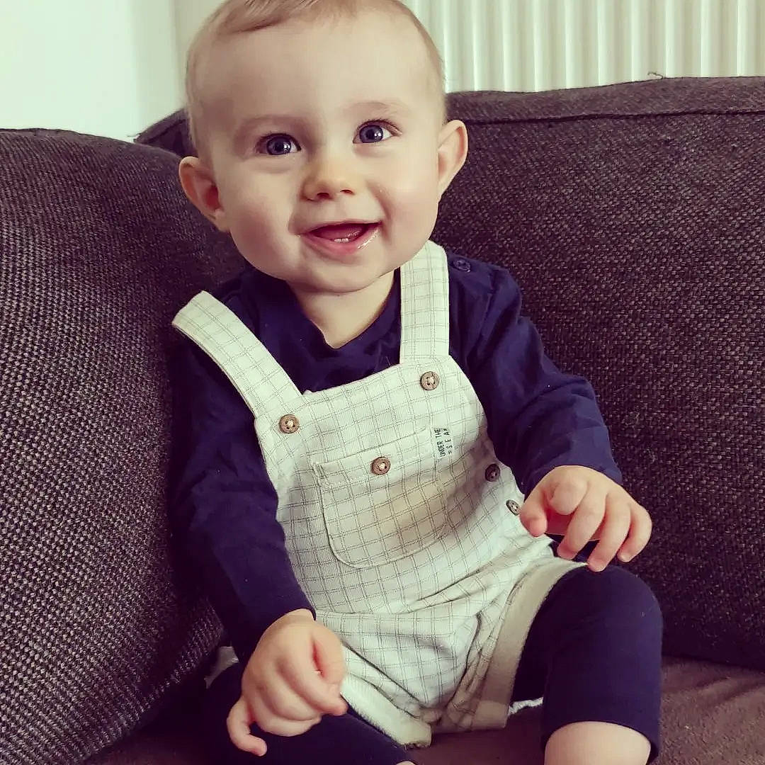 Leeroy participe au concours pour gagner de l'argent avec cette photo : baby, baby_toddler_clothing, cheek, collar, comfort, cool, face, facial_expression, finger, happy, head, human_body, joint, joy, leg, neck, outerwear, person, skin, sleeve