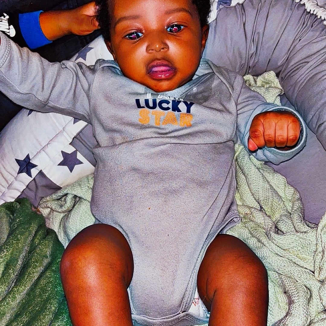 Islem a rejoint le concours — aidez-le/la à gagner de superbes lots ! baby, bed, bodypart, clothing, couch, cushion, face, finger, furniture, hand, happy, head, homedecor, pants, person, photography, portrait, shorts, smile, t_shirt