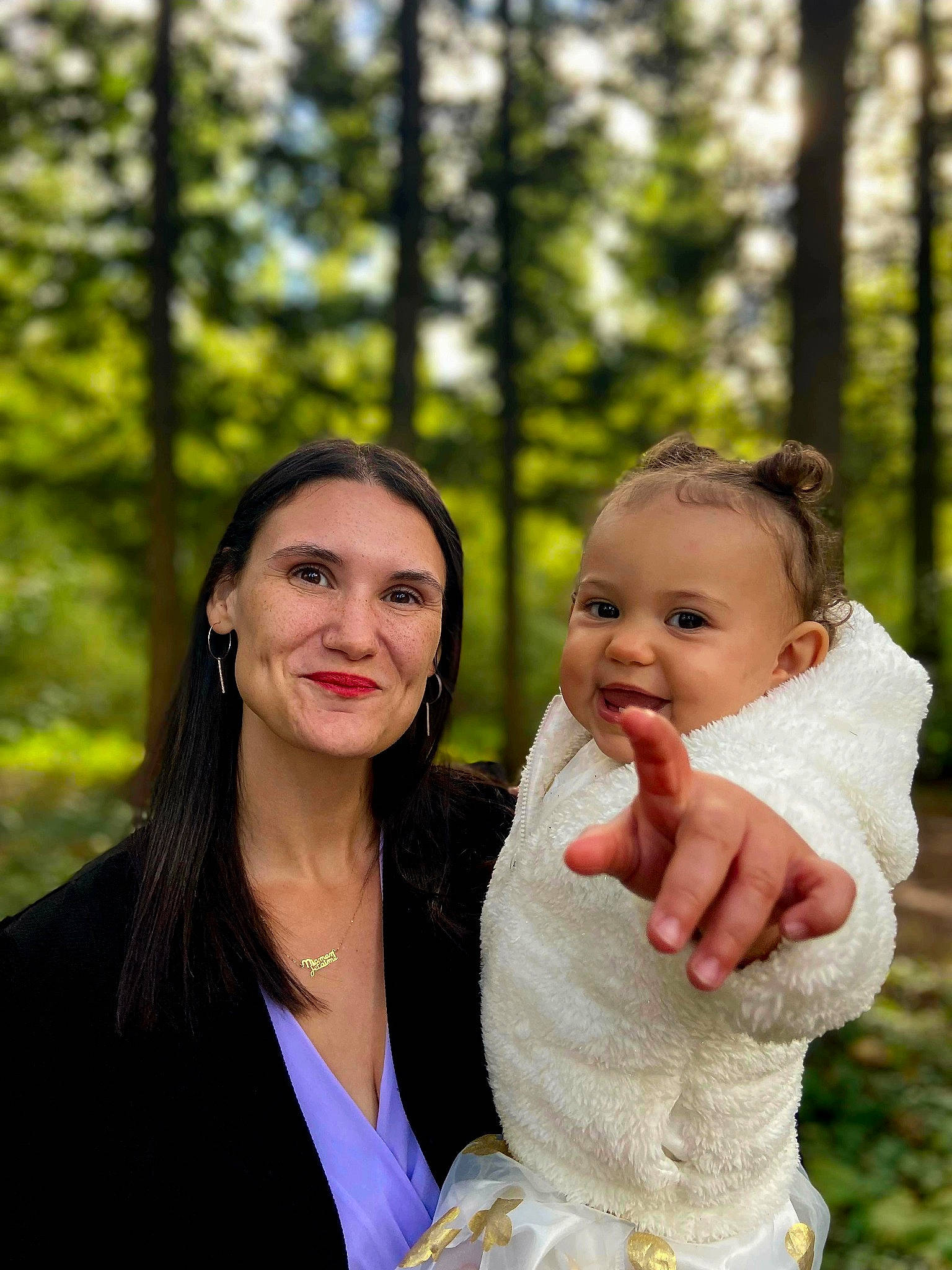 Ruby a rejoint le concours — aidez-le/la à gagner de superbes lots ! baby, child, event, flash_photography, formal_wear, fun, gesture, grass, happy, iris, jewellery, joy, leisure, necklace, people, people_in_nature, person, plant, portrait_photography, smile