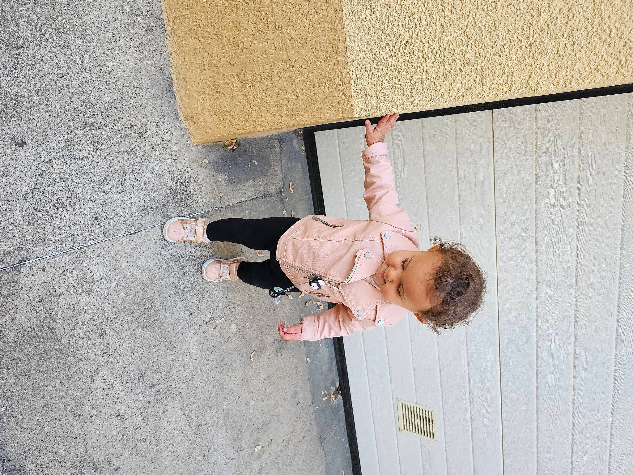 Ruby a rejoint le concours — aidez-le/la à gagner de superbes lots ! asphalt, child, concrete, finger, foot, fun, happy, human_body, human_leg, leg, leisure, person, plant, recreation, road_surface, sidewalk, sitting, toddler, tree, wall