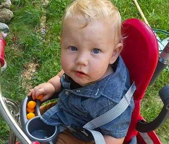 Granger is registered to the contest to win money with this photo: baby, baby_toddler_clothing, chair, cheek, child, facial_expression, fun, grass, grass_family, happy, lawn, leaf, leisure, mammal, people_in_nature, person, plant, recreation, sitting, toddler