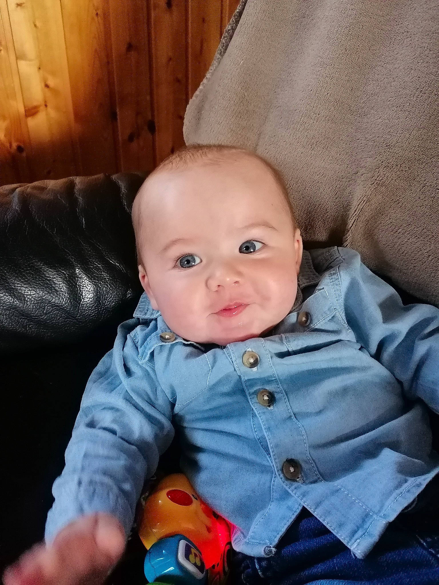 Alix a rejoint le concours — aidez-le/la à gagner de superbes lots ! baby, baby_toddler_clothing, carmine, cheek, child, comfort, couch, flash_photography, happy, head, lip, nose, person, sitting, skin, sleeve, smile, textile, toddler, toy