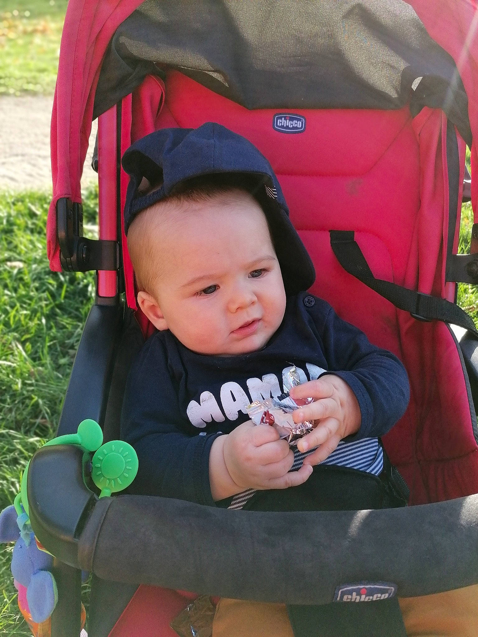 Alix a rejoint le concours — aidez-le/la à gagner de superbes lots ! auto_part, baby, baby_carriage, baby_products, baby_toddler_clothing, car_seat, child, comfort, fashion_accessory, fun, grass, happy, lap, leisure, person, plant, recreation, sitting, toddler, travel