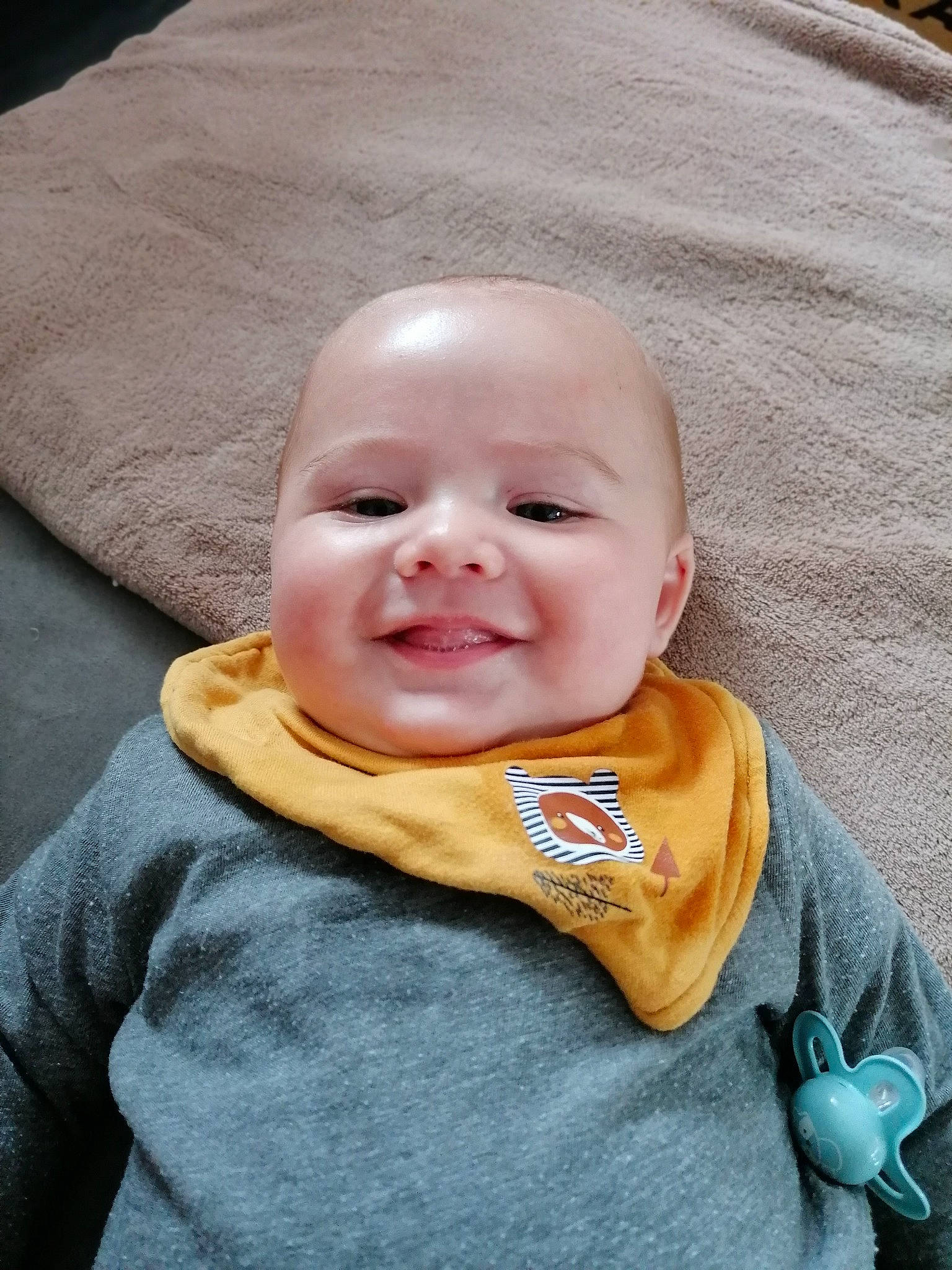 Alix a rejoint le concours — aidez-le/la à gagner de superbes lots ! baby, baby_laughing, baby_toddler_clothing, cheek, comfort, electric_blue, eye, face, grass, happy, head, iris, lip, nose, outerwear, person, sitting, skin, sleeve, smile