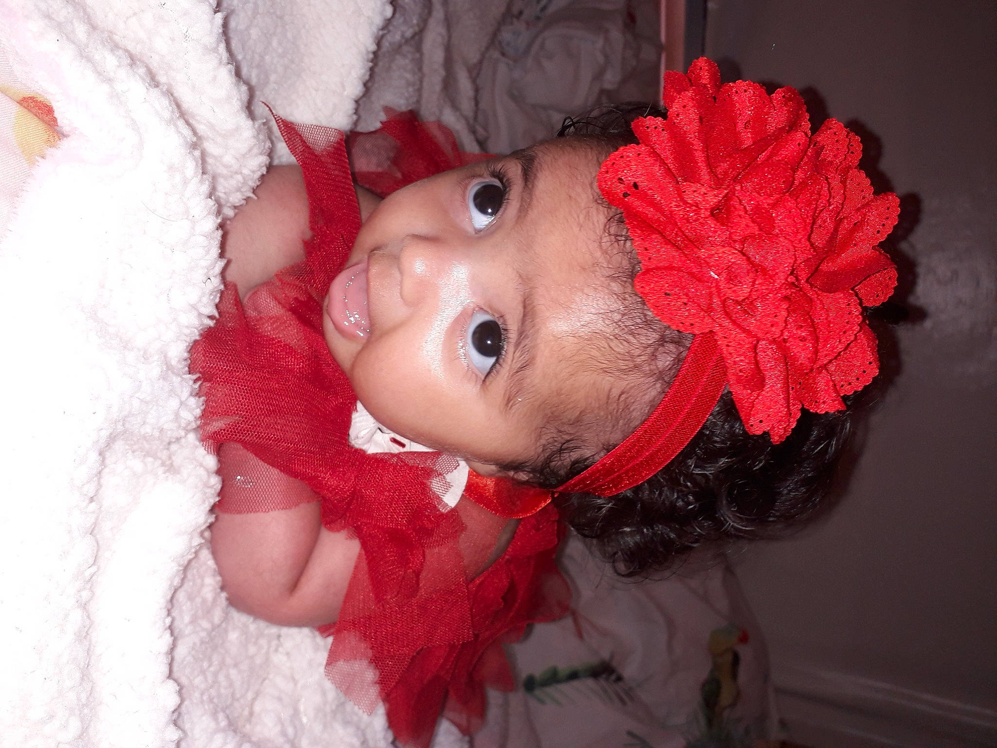 Tessa participe au concours pour gagner de l'argent avec cette photo : baby_toddler_clothing, cheek, chin, costume, costume_hat, dress, embellishment, event, eye, face, fur_clothing, hair_accessory, hat, head, headgear, lip, person, pink, red, textile