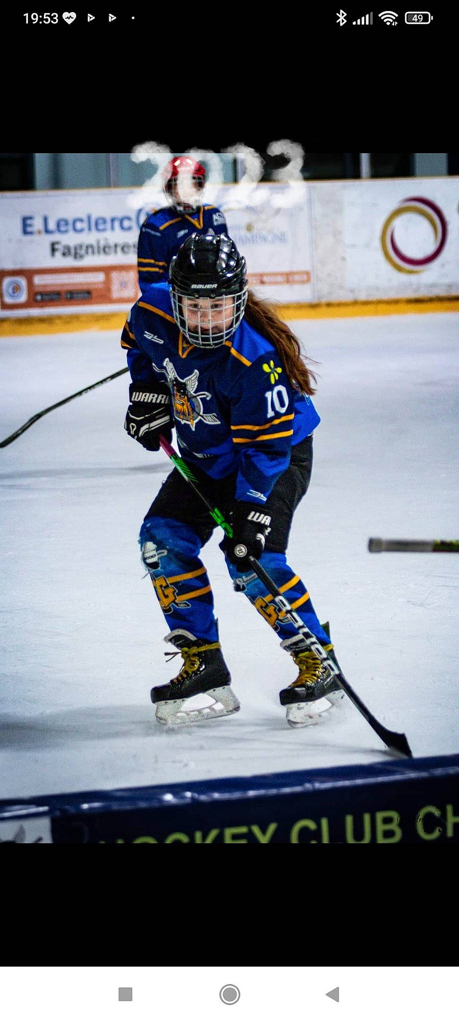 Sarah a rejoint le concours — aidez-le/la à gagner de superbes lots ! college_ice_hockey, defenseman, field_house, headwear, helmet, hockey, hockey_pants, hockey_protective_equipment, ice_hockey, ice_hockey_equipment, ice_hockey_position, ice_rink, ice_skate, ice_skating, jersey, person, player, sports_equipment, sports_gear, sports_uniform