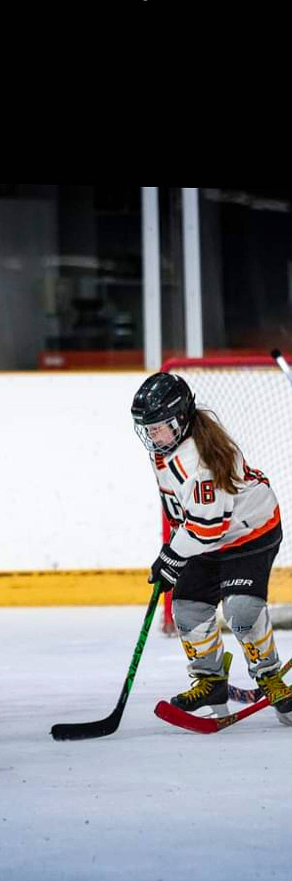 Sarah a rejoint le concours — aidez-le/la à gagner de superbes lots ! college_ice_hockey, competition_event, headgear, helmet, hockey, hockey_pants, hockey_protective_equipment, ice_hockey, ice_hockey_equipment, ice_hockey_position, ice_rink, ice_skate, ice_skating, jersey, person, player, skating, sports_equipment, sports_gear, sports_uniform