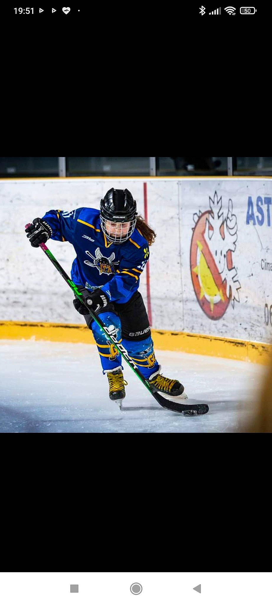Sarah participe au concours pour gagner de l'argent avec cette photo : college_ice_hockey, field_house, glove, headwear, helmet, hockey, hockey_pants, hockey_protective_equipment, ice_hockey, ice_hockey_equipment, ice_hockey_position, ice_rink, ice_skate, ice_skating, jersey, person, sports_equipment, sports_gear, sports_jersey, sports_uniform