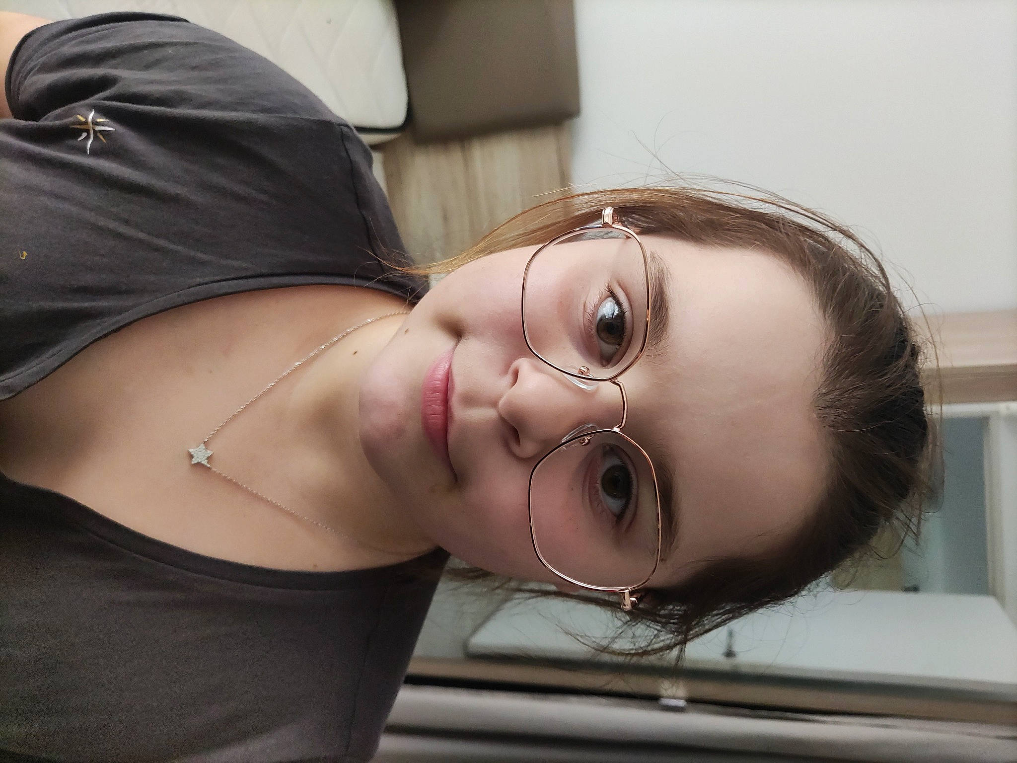 Sarah a rejoint le concours — aidez-le/la à gagner de superbes lots ! cheek, chin, comfort, eye, eyebrow, eyelash, eyewear, fashion, forehead, glasses, hair, jaw, joint, lip, mouth, neck, nose, person, shoulder, skin