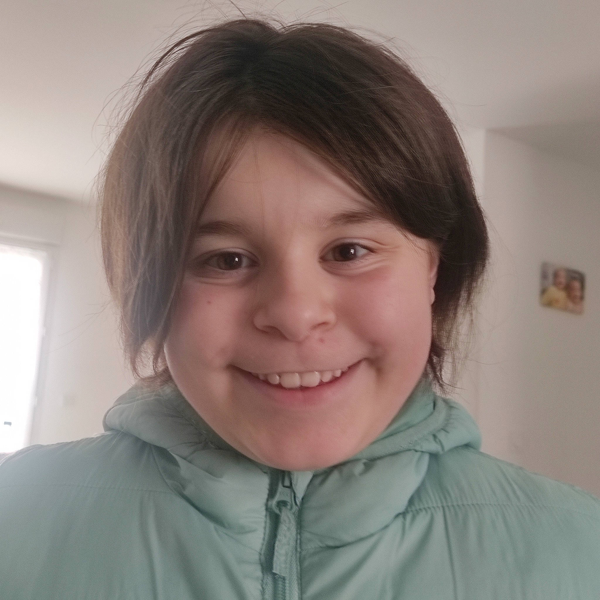 Lisa participe au concours pour gagner de l'argent avec cette photo : bangs, black_hair, cheek, collar, curtain, eyelash, fun, gesture, happy, jacket, jaw, joy, laugh, layered_hair, lip, nose, outerwear, person, sleeve, smile