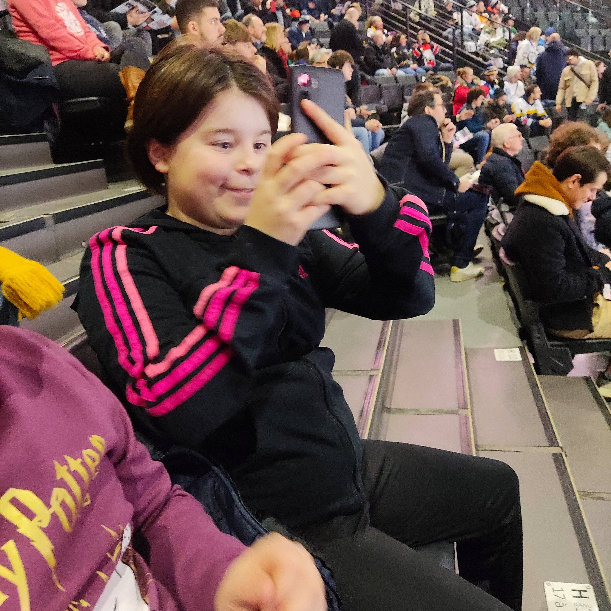 Lisa participe au concours pour gagner de l'argent avec cette photo : audience, chair, crowd, event, fan, fun, fur, gesture, leisure, luggage_and_bags, person, public_event, recreation, room, sitting, smile, team, travel, uniform