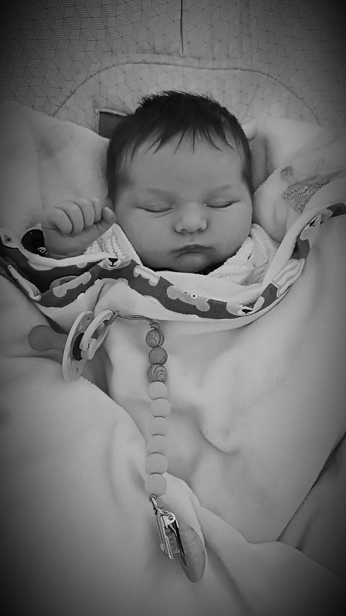 Héloïse participe au concours pour gagner de l'argent avec cette photo : baby, baby_toddler_clothing, cheek, child, comfort, eye, eyelash, flash_photography, gesture, hair, happy, head, jewellery, lip, monochrome, monochrome_photography, person, portrait_photography, sitting, skin