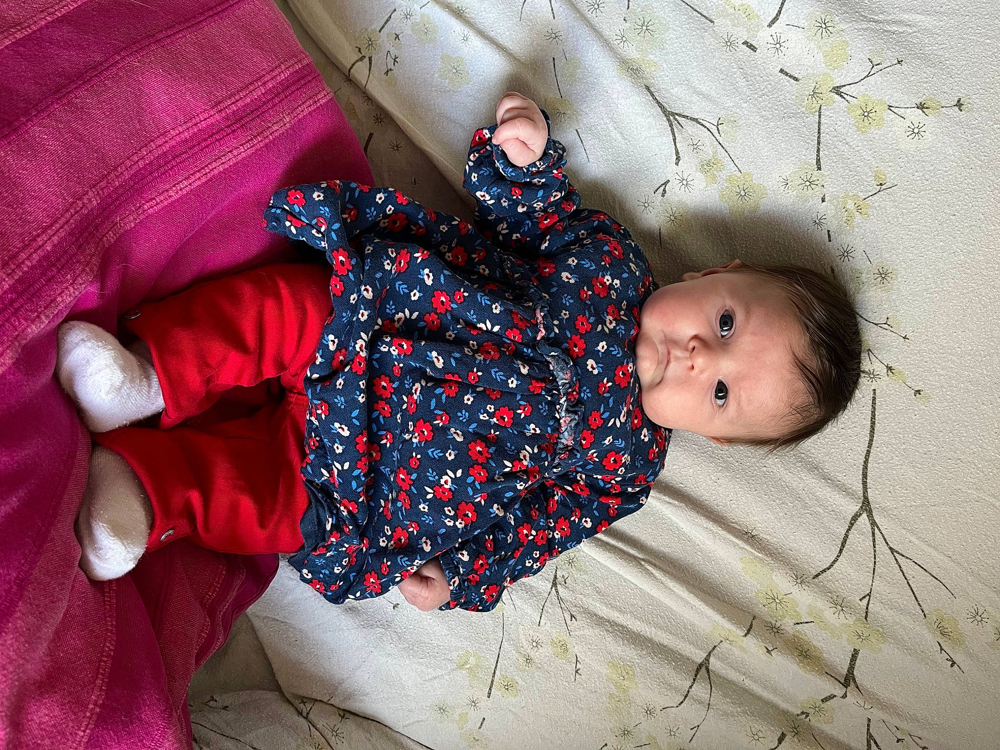 Héloïse a rejoint le concours — aidez-le/la à gagner de superbes lots ! baby, baby_toddler_clothing, bedding, bedtime, child, comfort, fun, linens, magenta, pattern, person, pink, product, purple, room, sitting, skin, sleeve, textile, tints_and_shades