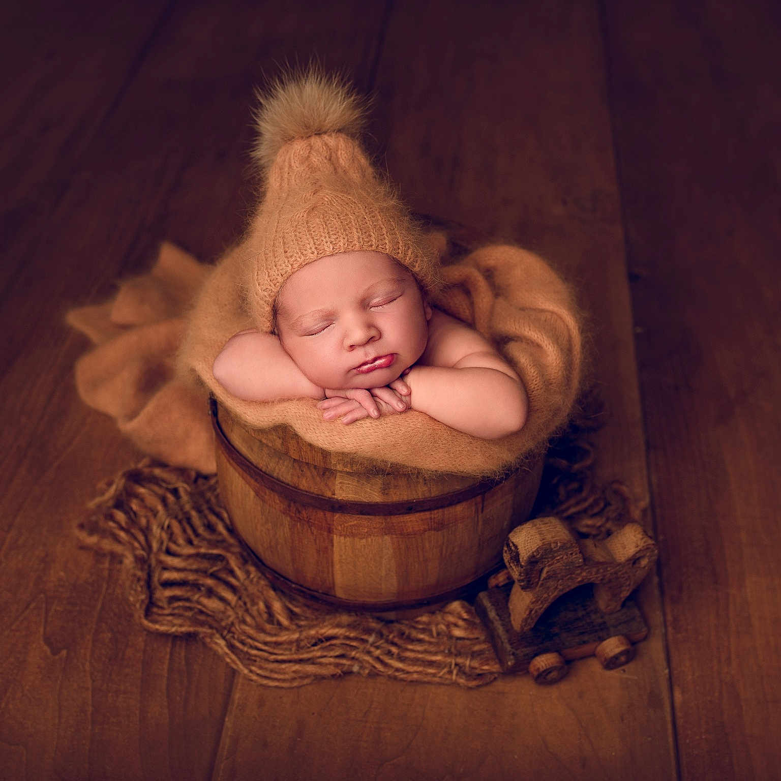 Maxime a rejoint le concours — aidez-le/la à gagner de superbes lots ! baby, blanket, child, cute, hat, indoor, infant, knitted_hat, newborn, peaceful, pom_pom, portrait, resting, sleep, sleeping, soft_texture, toy, wooden_bucket, wooden_floor, wooden_toy