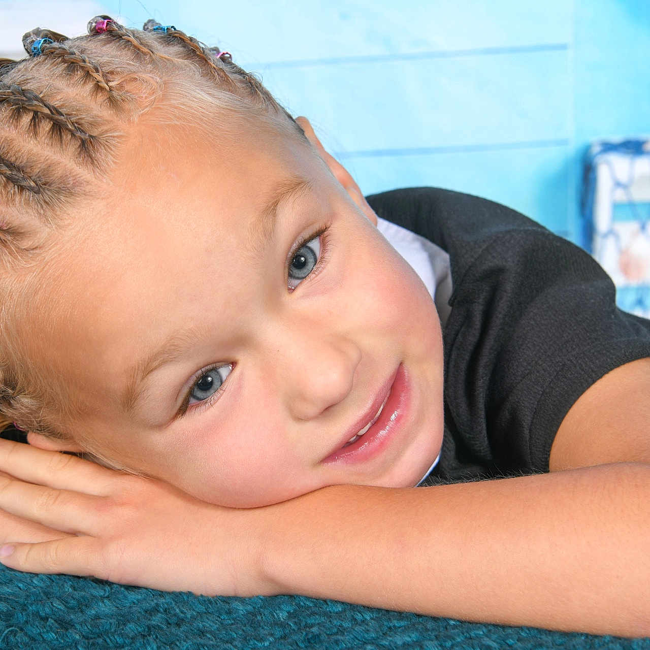 Myla participe au concours pour gagner de l'argent avec cette photo : baby, blonde, bodypart, braid, cornrows, face, finger, hair, hand, happy, head, person, smile