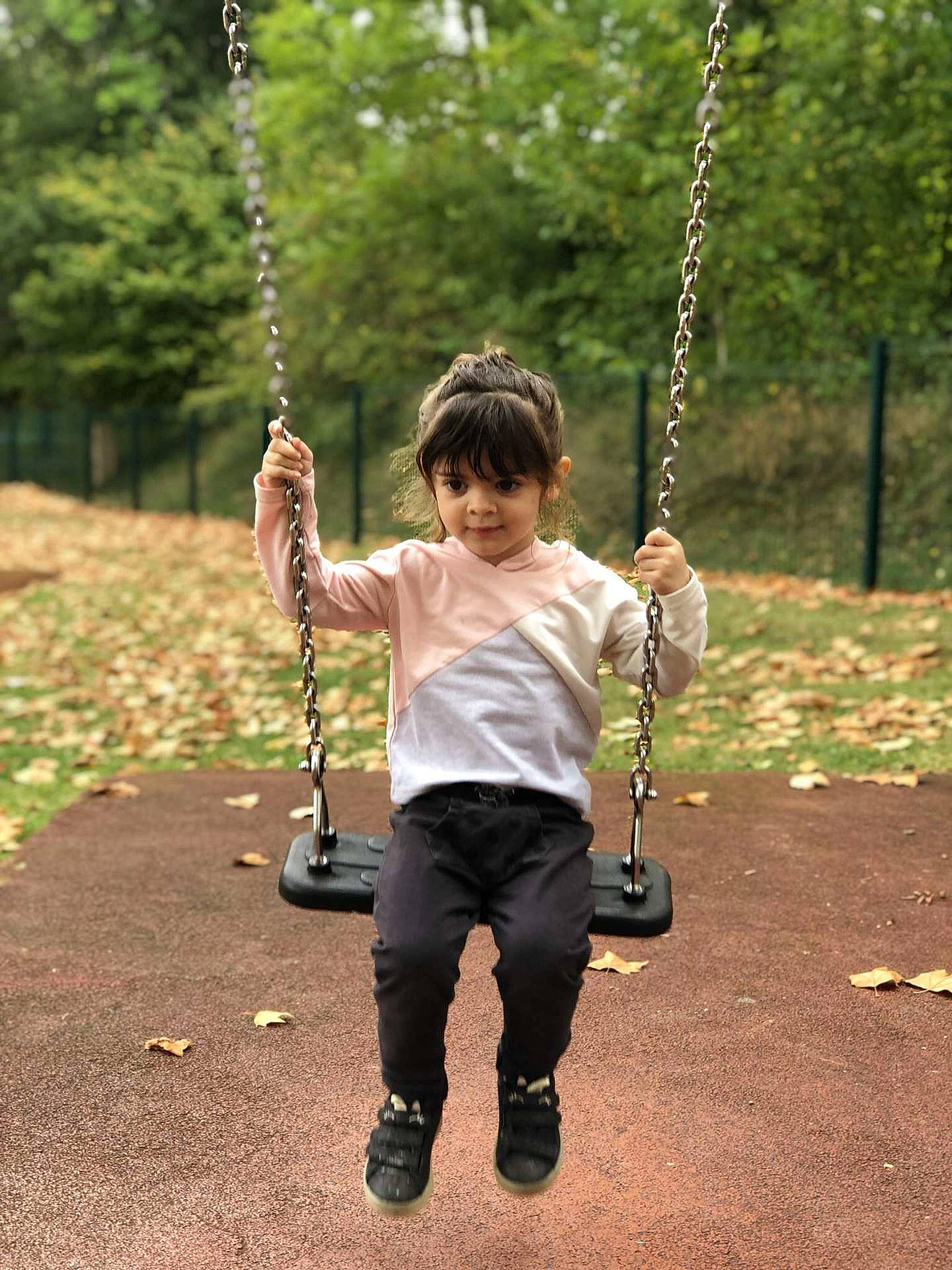 Anabella participe au concours pour gagner de l'argent avec cette photo : balance, city, fun, gesture, grass, hand, happy, human_body, leisure, people_in_nature, person, plant, playground, playing_sports, recreation, smile, standing, swing, thumb, toddler