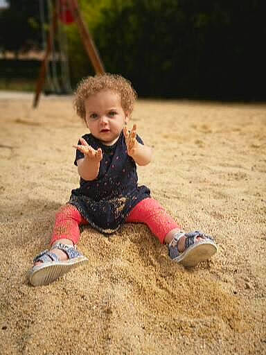 Naelya participe au concours pour gagner de l'argent avec cette photo : baby, baby_toddler_clothing, child, city, flooring, foot, fun, grass, happy, human_leg, leisure, outdoor_play_equipment, people_in_nature, person, recreation, sand, sitting, soil, toddler, tree