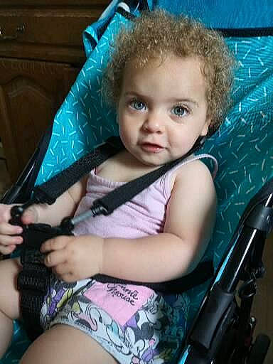 Naelya a rejoint le concours — aidez-le/la à gagner de superbes lots ! baby_carriage, blue, car_seat, chair, child, comfort, cool, eye, flash_photography, fun, hair, head, iris, leisure, lip, mouth, person, product, skin, thigh