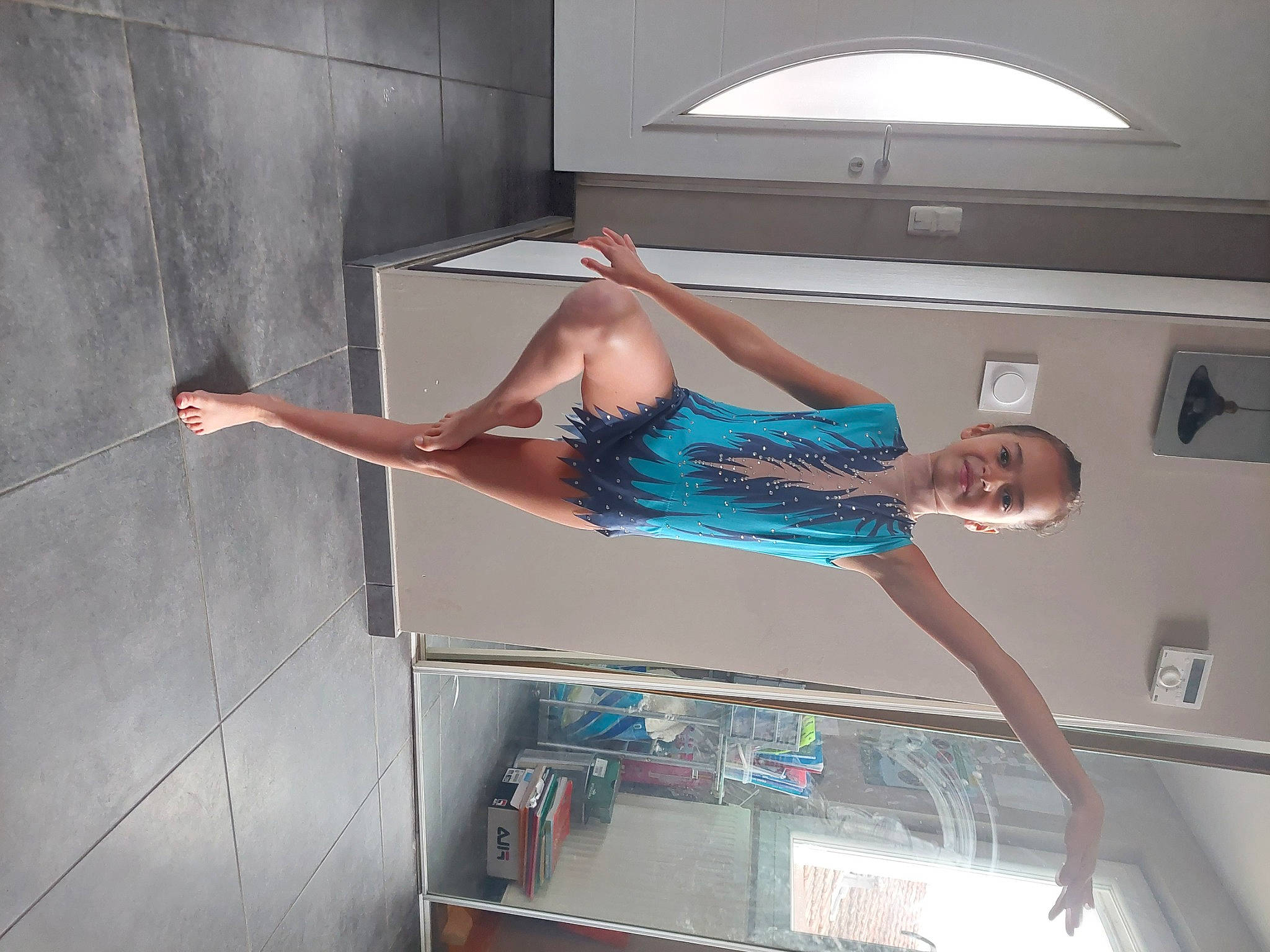 Maya participe au concours pour gagner de l'argent avec cette photo : arm, balance, cabinetry, calf, ceiling, elbow, electric_blue, fashion_design, flooring, fun, home_appliance, human_leg, joy, knee, lamp, person, room, sandal, shoulder, thigh