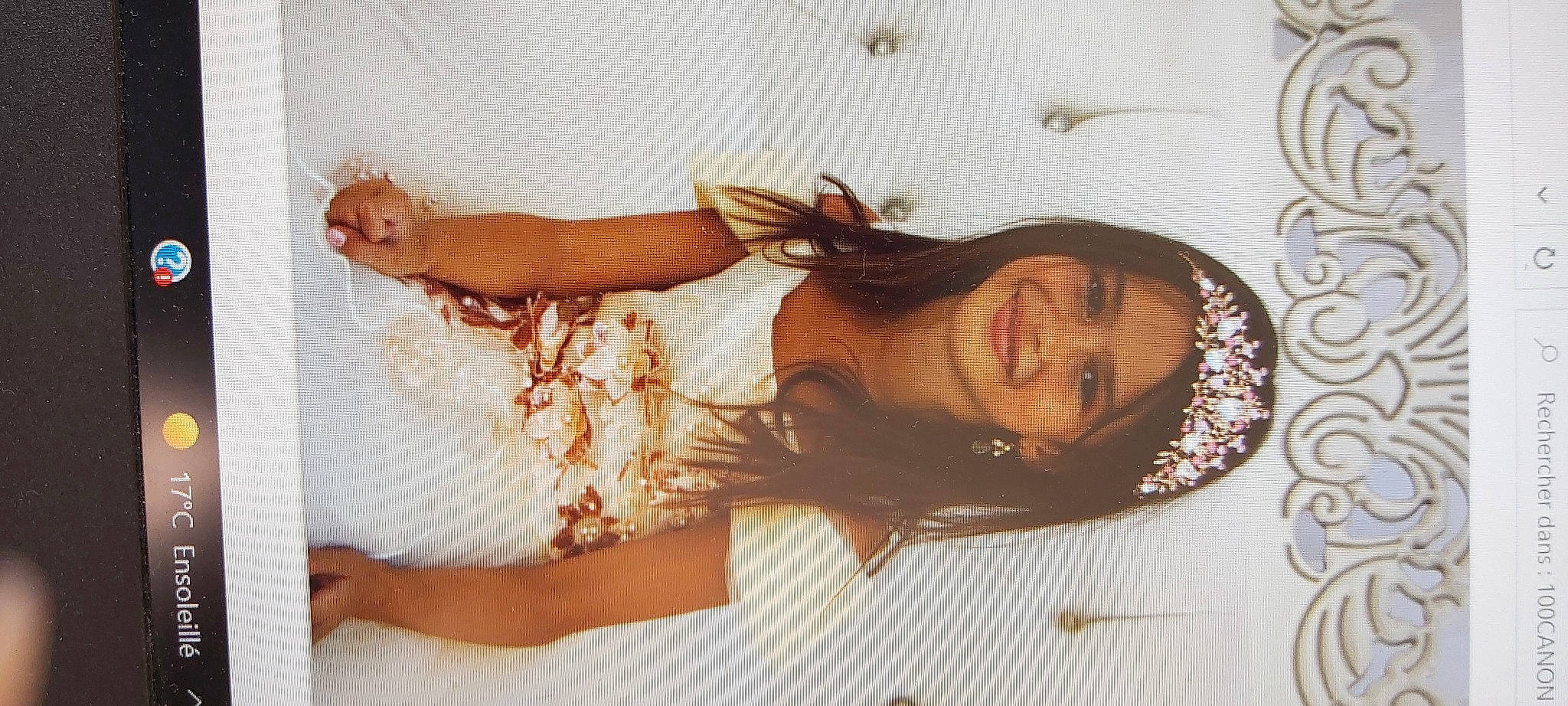 Maya a rejoint le concours — aidez-le/la à gagner de superbes lots ! bridal_accessory, chest, dress, eyelash, fashion, fashion_accessory, fashion_design, flash_photography, gesture, happy, human_leg, jewellery, joy, long_hair, neck, pattern, person, room, skin, smile