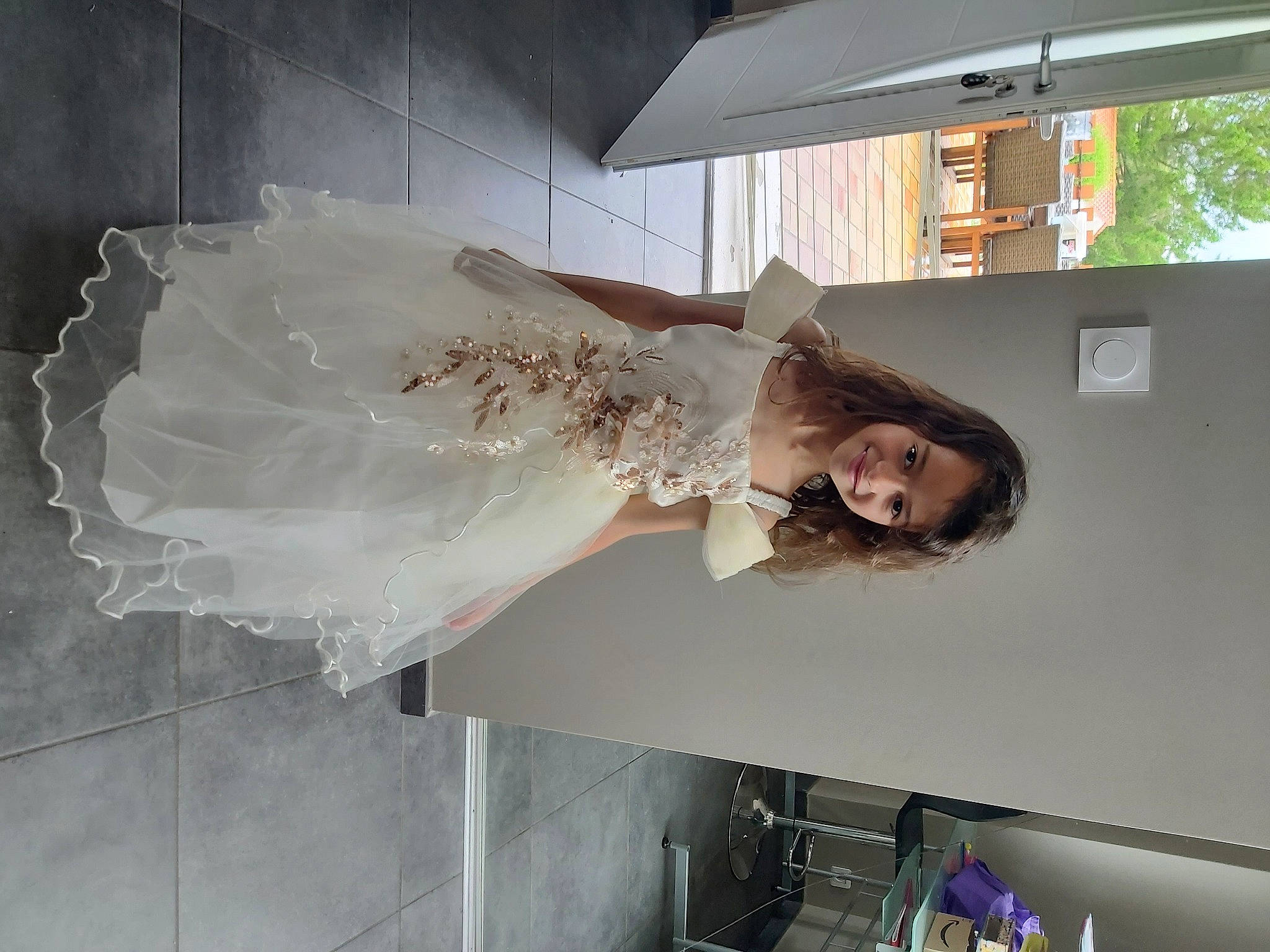 Maya participe au concours pour gagner de l'argent avec cette photo : bridal_accessory, bridal_clothing, bridal_party_dress, bridal_veil, bride, ceiling, dress, event, fashion_accessory, fashion_design, flooring, formal_wear, fun, gown, happy, headpiece, joy, person, room, smile