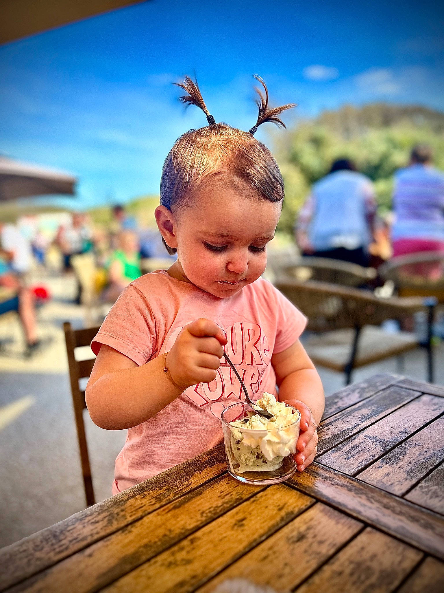 Milana a rejoint le concours — aidez-le/la à gagner de superbes lots ! baby, chair, child, event, fun, grass, happy, leisure, morning, person, recreation, sitting, skin, sky, summer, t_shirt, table, toddler, tourism, vacation