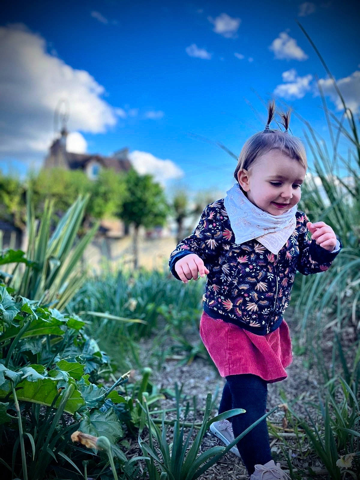 Milana a rejoint le concours — aidez-le/la à gagner de superbes lots ! azure, baby, baby_toddler_clothing, blue, cloud, flash_photography, grass, grass_family, grassland, happy, joy, landscape, leaf, meadow, people_in_nature, person, plant, sky, sleeve, smile