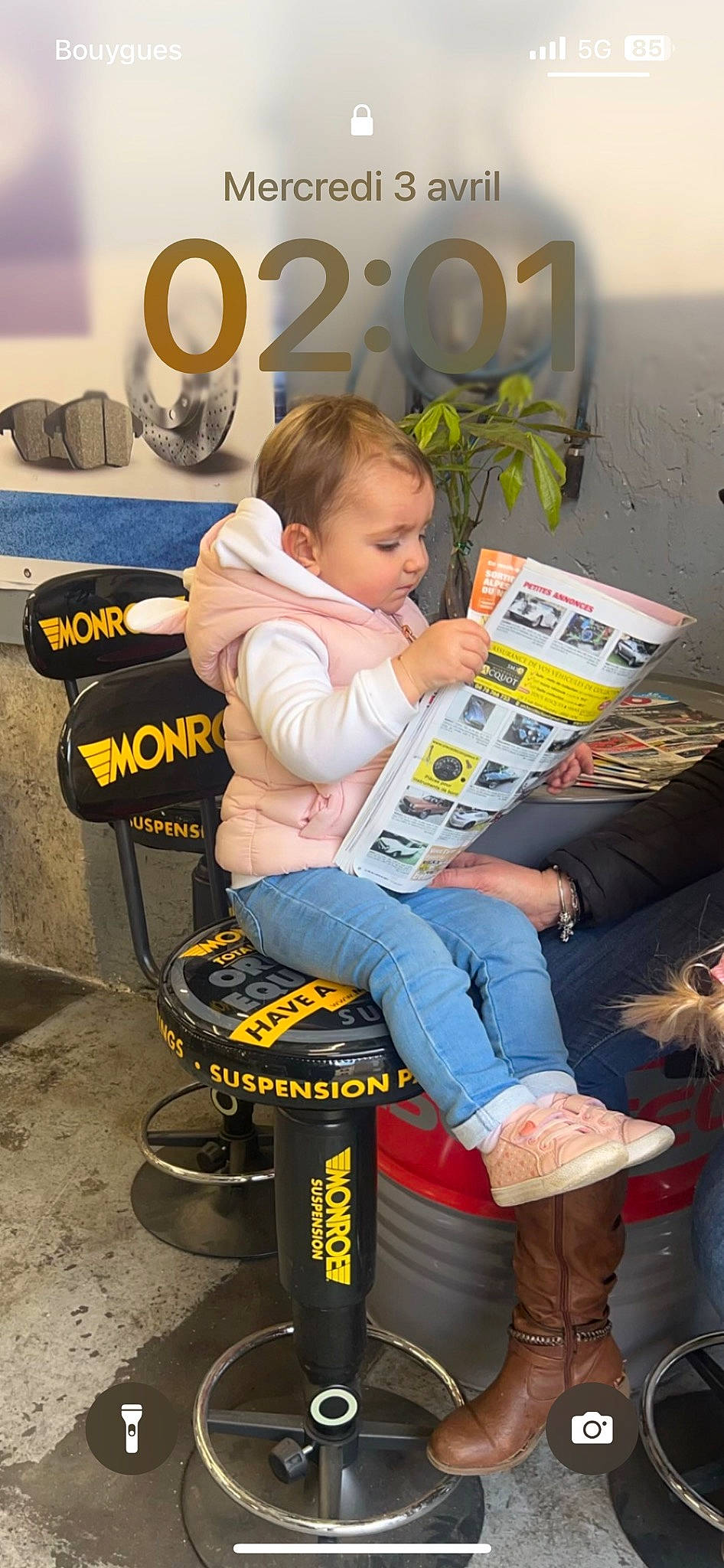 Milana a rejoint le concours — aidez-le/la à gagner de superbes lots ! baby, book, chair, child, comfort, flooring, fun, happy, human_leg, jeans, knee, lap, leg, leisure, person, publication, sitting, sneakers, thigh, toddler