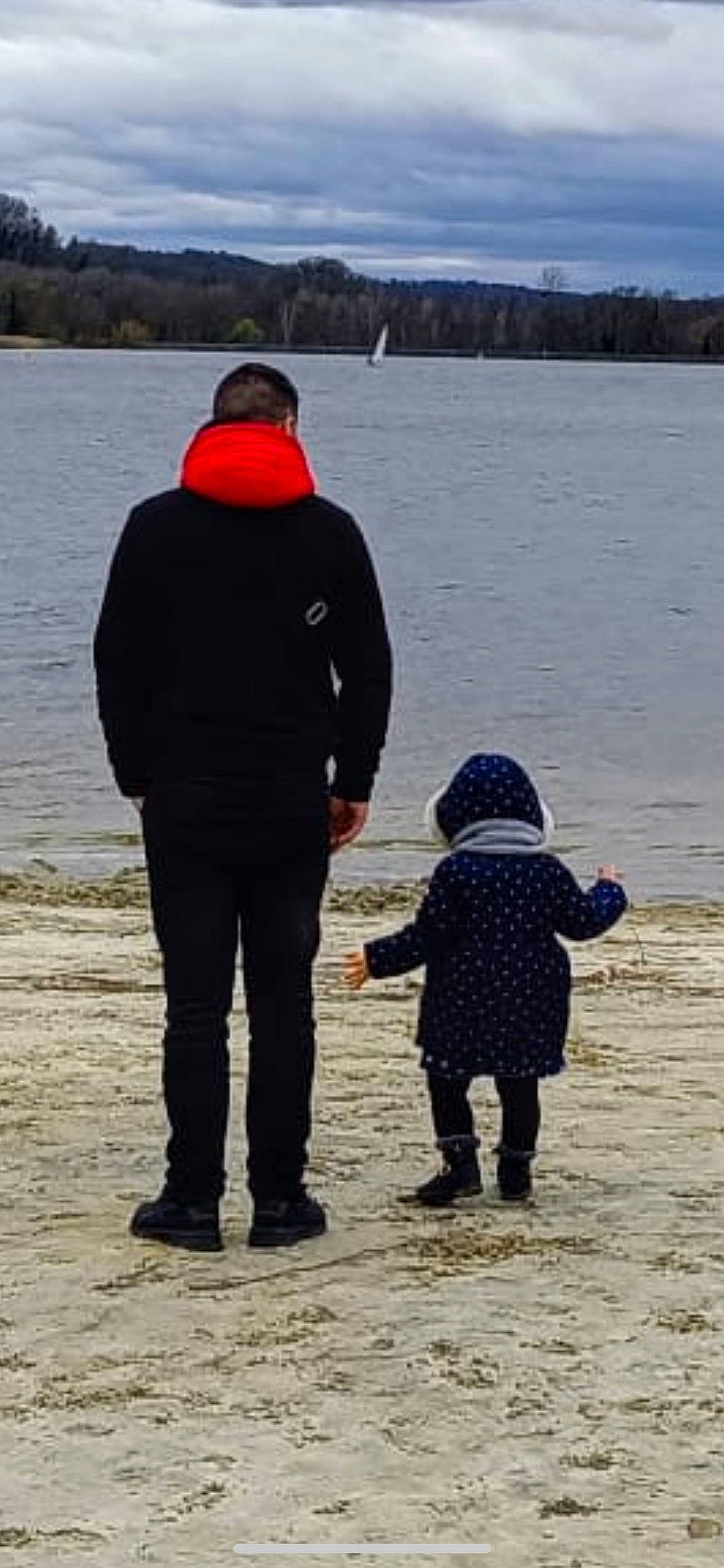 Milana a rejoint le concours — aidez-le/la à gagner de superbes lots ! cap, cloud, footwear, freezing, fun, gesture, headgear, lake, leisure, people, people_in_nature, person, recreation, shore, sky, standing, toddler, tree, trousers, water
