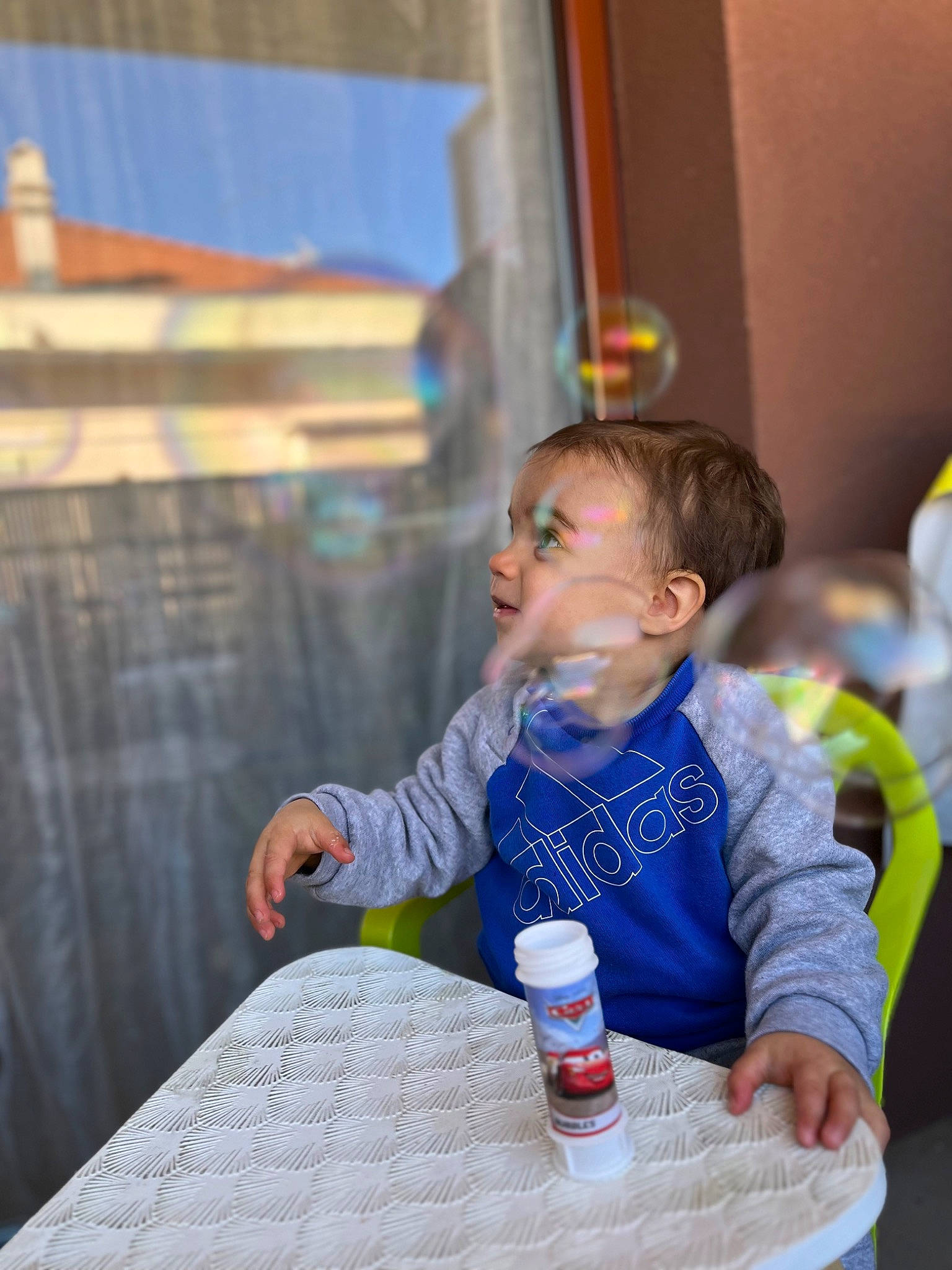 Ezio a rejoint le concours — aidez-le/la à gagner de superbes lots ! child, conversation, drink, electric_blue, event, fun, happy, leisure, person, play, recreation, sitting, street, t_shirt, table, toddler, vacation, water_bottle, wood