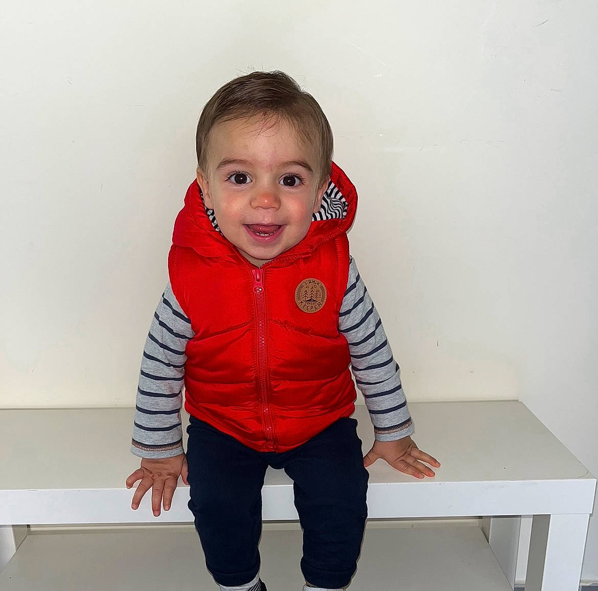 Ezio a rejoint le concours — aidez-le/la à gagner de superbes lots ! baby, baby_toddler_clothing, collar, electric_blue, face, facial_expression, flooring, fun, gesture, happy, human_body, joy, leg, neck, person, shoulder, sleeve, smile, standing, t_shirt