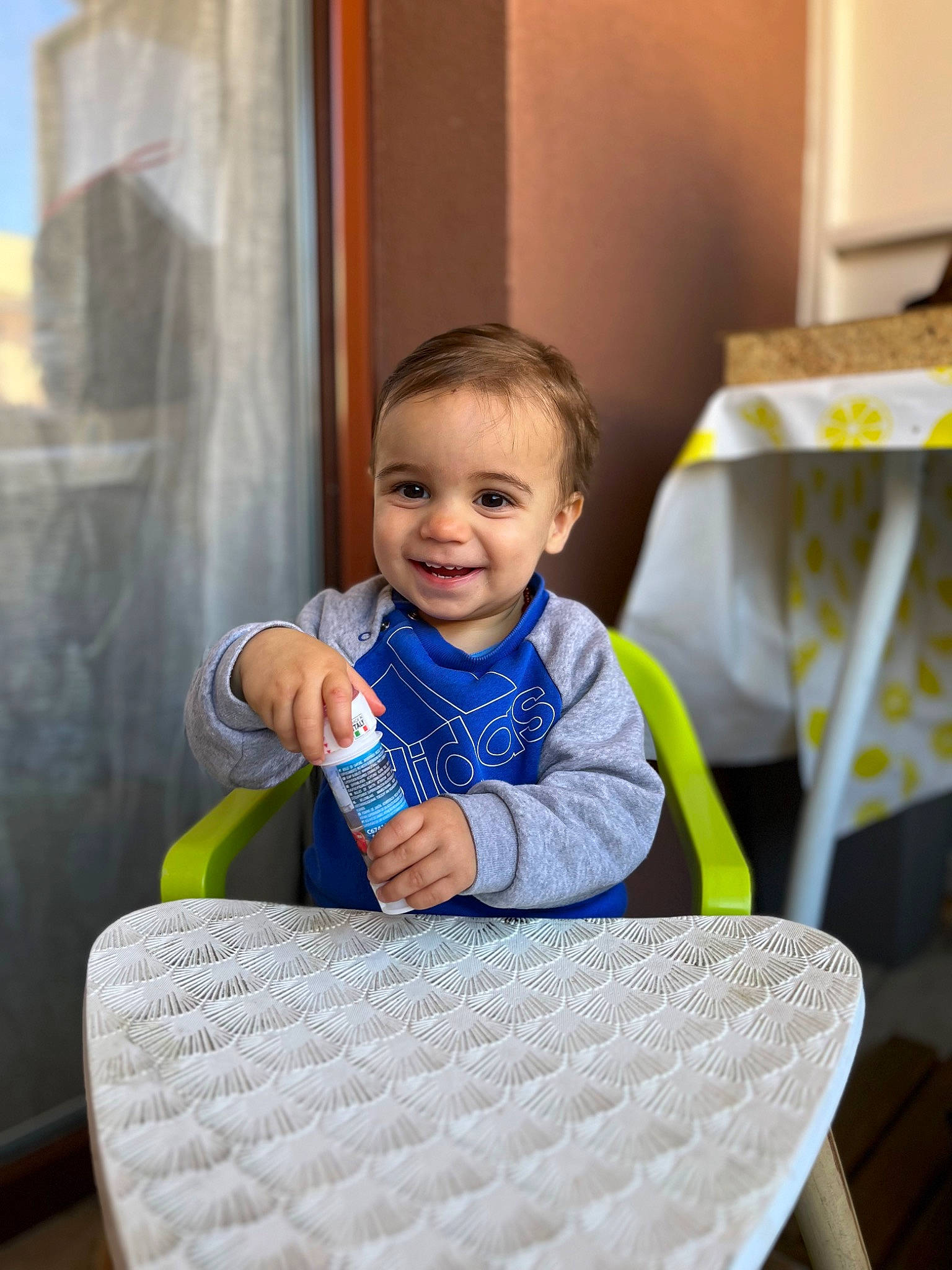 Ezio a rejoint le concours — aidez-le/la à gagner de superbes lots ! baby, baby_products, baby_toddler_clothing, chair, child, electric_blue, event, facial_expression, fun, hand, happy, joy, leisure, person, play, room, sitting, smile, standing, toddler