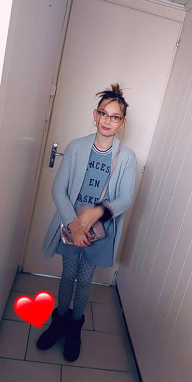 Célia participe au concours pour gagner de l'argent avec cette photo : bag, blazer, collar, denim, electric_blue, eyewear, fashion_design, glasses, jeans, joy, knee, person, shoe, shoulder, sleeve, sportswear, standing, sunglasses, t_shirt, thigh