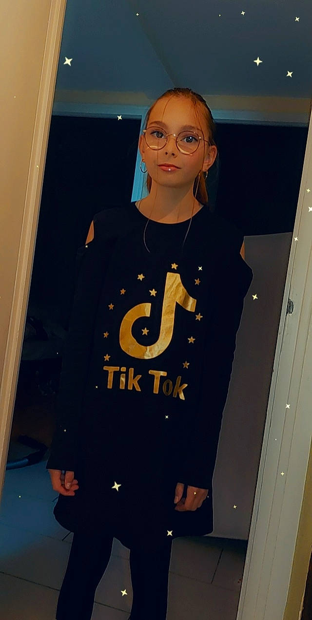 Célia a rejoint le concours — aidez-le/la à gagner de superbes lots ! advertising, art, barbie, cool, denim, display_case, doll, electric_blue, eyewear, fashion_design, font, mannequin, pattern, person, room, selfie, sleeve, sportswear, sunglasses, t_shirt