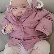 Lina a rejoint le concours — aidez-le/la à gagner de superbes lots ! baby, blanket, buttons, child, cozy, cute, face, feet, furniture, happy, hat, indoor, infant, legs, person, pink_jacket, sitting, smiling, soft_texture, warm_clothing