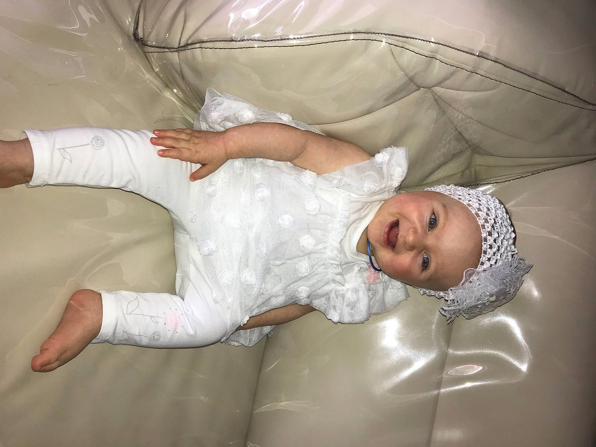 Andrea a rejoint le concours — aidez-le/la à gagner de superbes lots ! baby_toddler_clothing, child, comfort, dress, elbow, event, flash_photography, fun, gesture, hairstyle, head, headwear, human_body, human_leg, joy, knee, leg, mouth, person, skin
