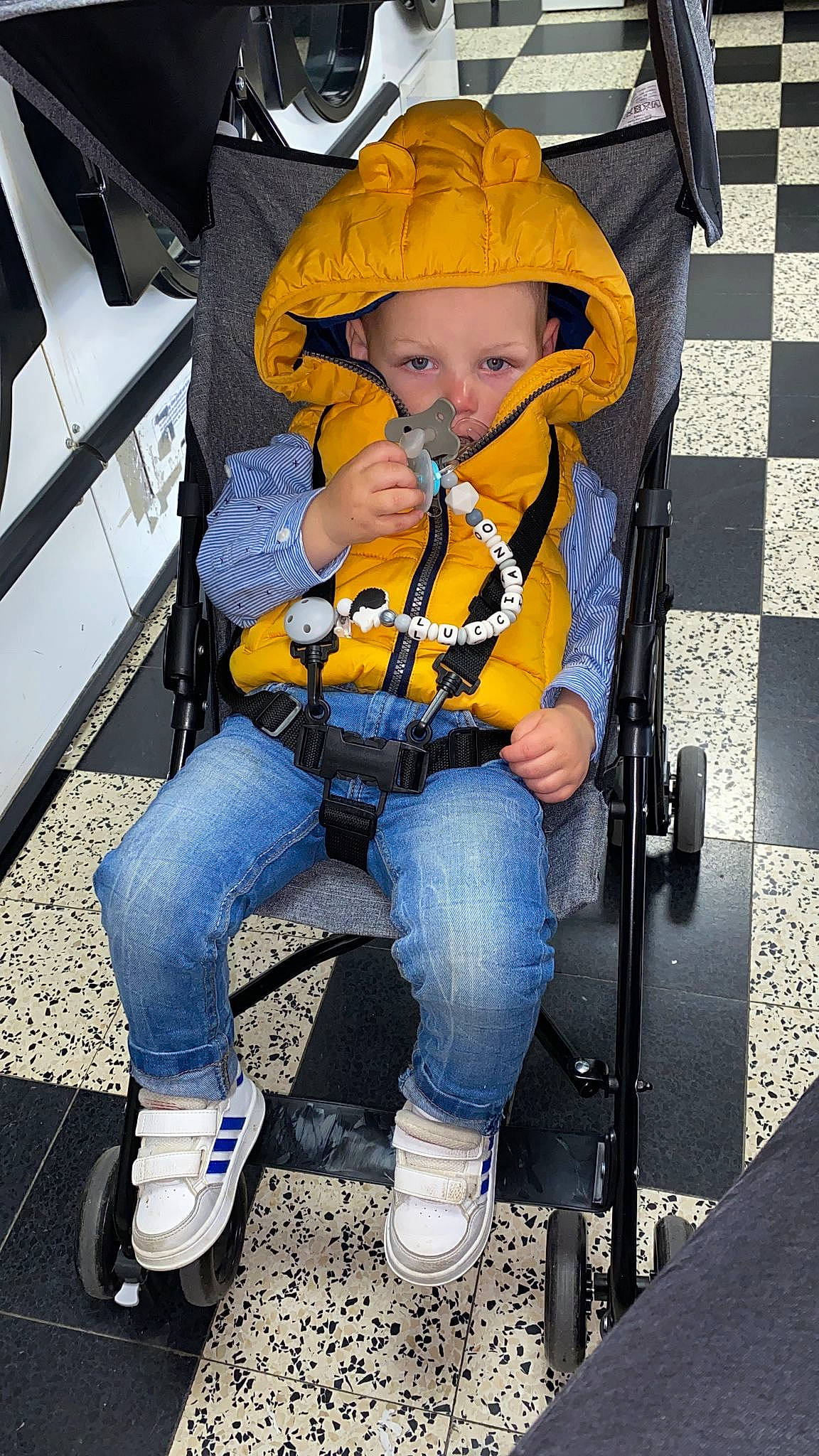 Lucciano participe au concours pour gagner de l'argent avec cette photo : baby, baby_carriage, baby_products, bag, boot, chair, denim, electric_blue, face, hat, headwear, jeans, lap, leg, person, personal_protective_equipment, shoe, sitting, sneakers, tire