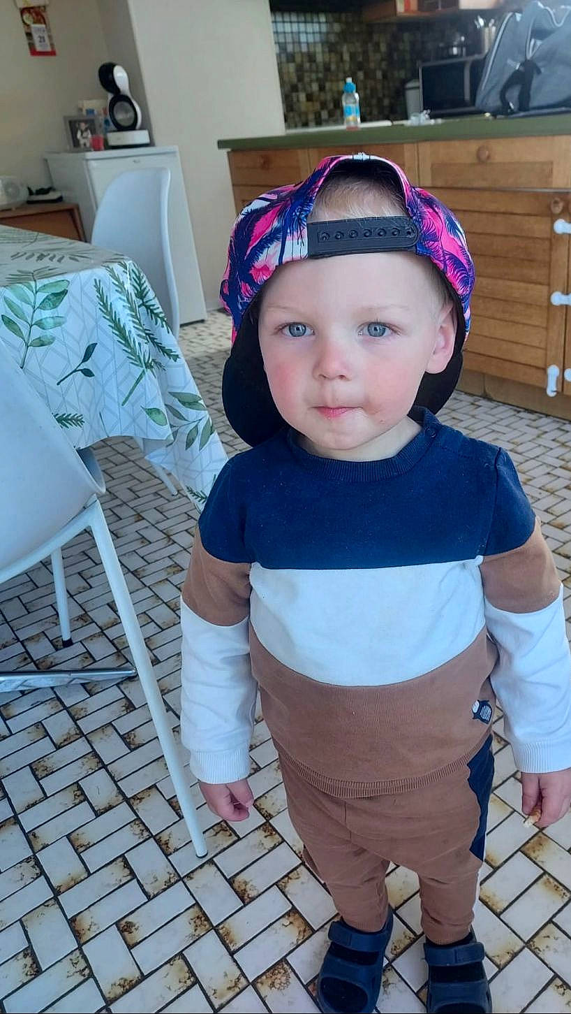 Lucciano a rejoint le concours — aidez-le/la à gagner de superbes lots ! baby, baby_toddler_clothing, cabinetry, child, costume, electric_blue, eyewear, fashion_accessory, flooring, fun, head, headband, headwear, pattern, person, personal_protective_equipment, sitting, skin, sleeve, t_shirt